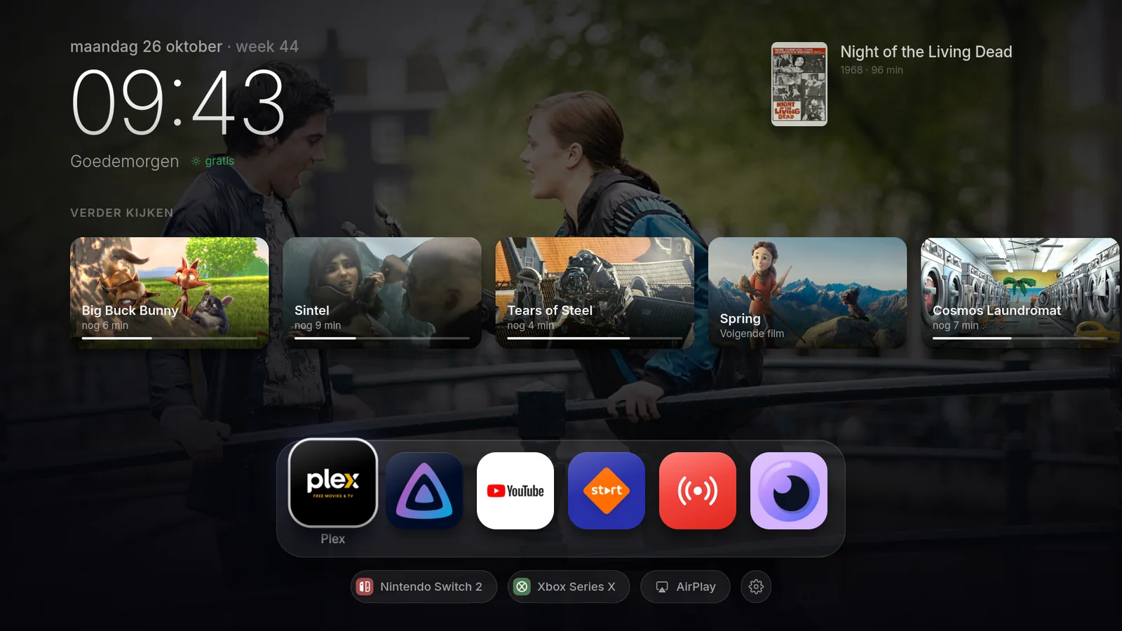 Het eigen startscherm op de LG-tv met klok, een Verder kijken-rij, een filmtip en het dock met apps